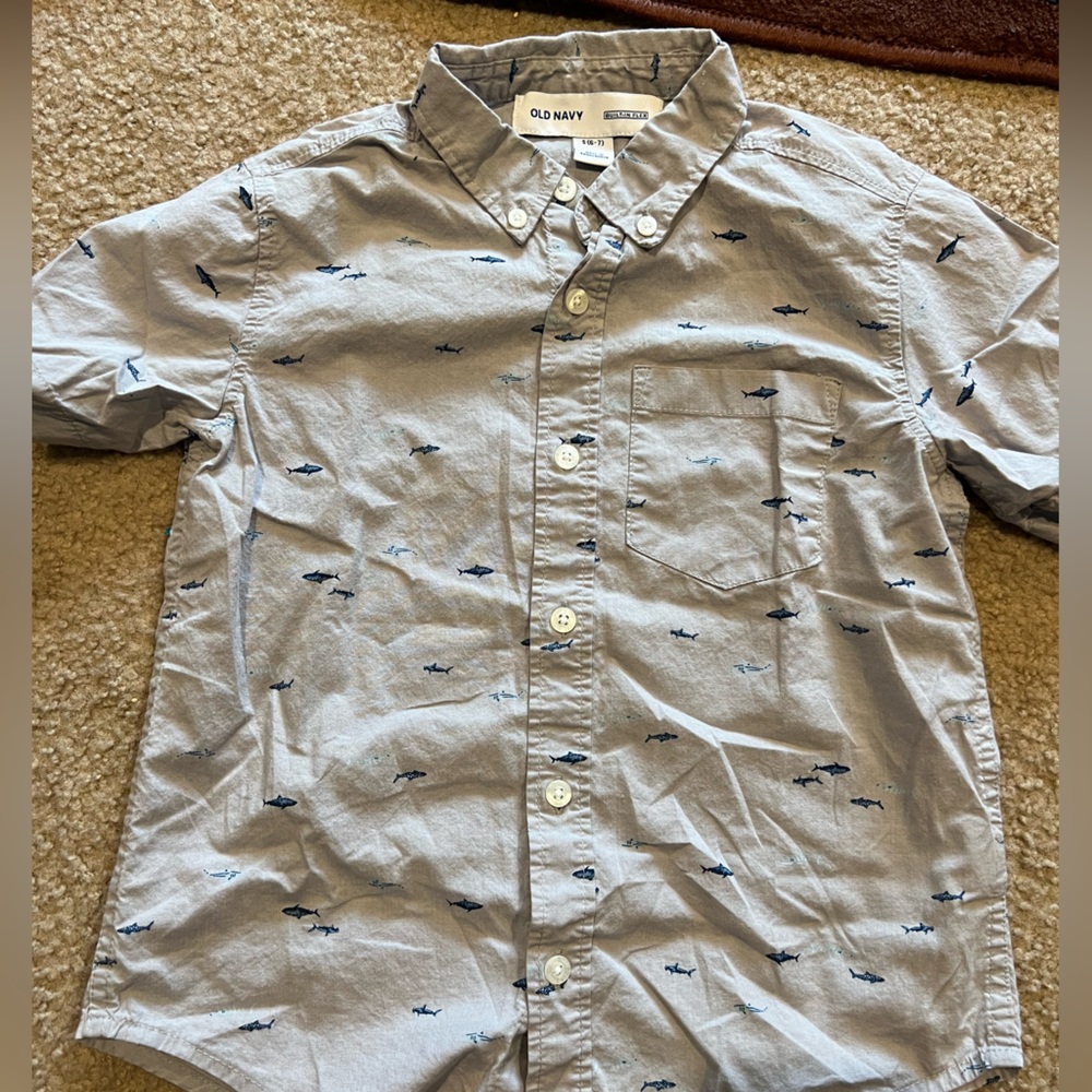 Boys Old Navy short sleeve button up size S (6/7)
